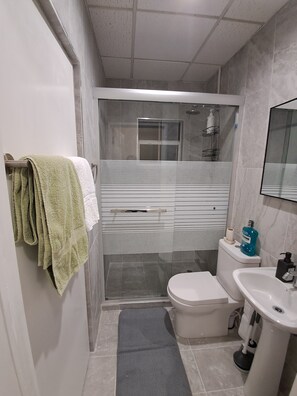 تجهيزات دش، مناشف، صابون، ورق حمّام