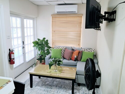 Comfortable and cozy 1-bedroom apartment near beautiful Bridgetown with AC