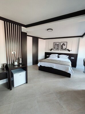 8 bedrooms, WiFi, bed sheets