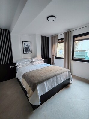 8 bedrooms, WiFi, bed sheets