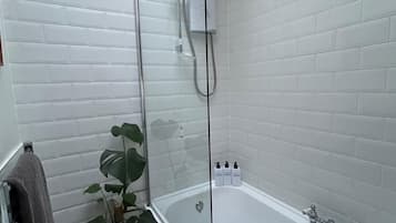 Combined shower/tub, deep soaking tub, towels
