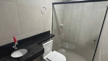 Suihku, ilmaiset hygieniatuotteet, pyyhkeet, vessapaperi