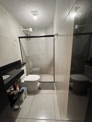 Standard Suite | Bathroom | Shower, free toiletries, towels, toilet paper