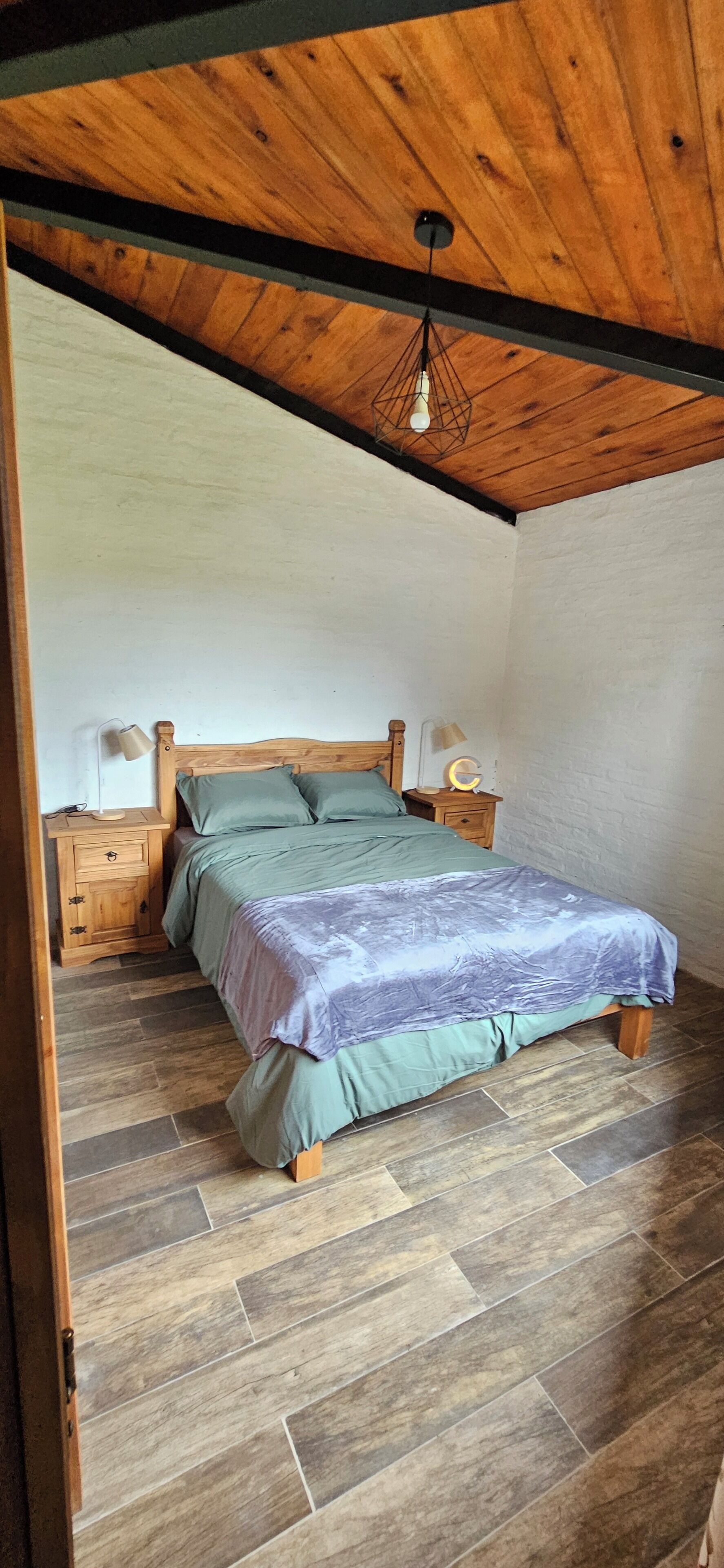 2 عدّة غرف نوم ومكواة/لوح كي وواي فاي وملاءات أسرّة