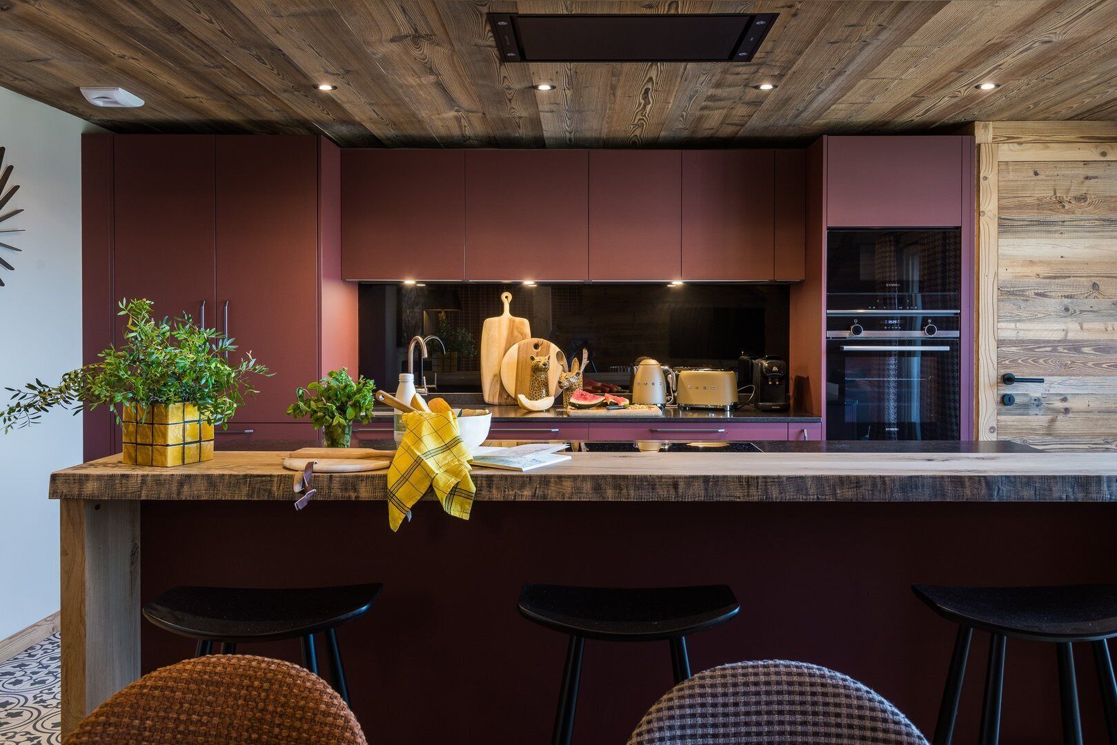 Réfrigérateur, four, lave-vaisselle, cafetière/bouilloire