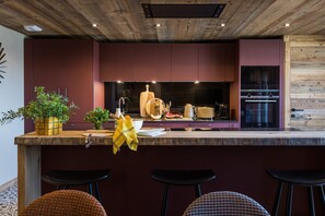 Geladeira, fogão, lava-louças, cafeteira/chaleira