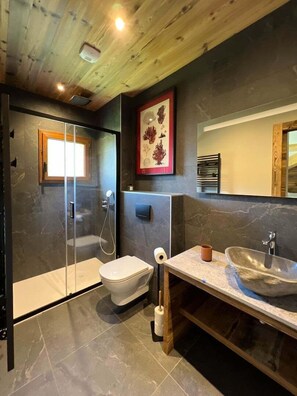 Douche, sèche-cheveux, serviettes fournies, savon