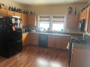 Jääkaappi, mikroaaltouuni, uuni, liesi