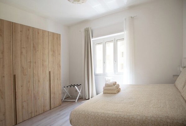 2 bedrooms, desk, iron/ironing board, travel crib