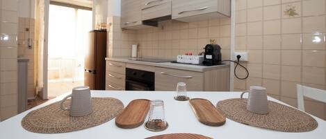 Fridge, oven, stovetop, dishwasher