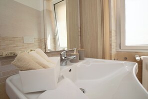 Douche, sèche-cheveux, bidet, serviettes fournies