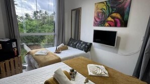 A hotel room with two beds, a TV, and a painting on the wall. - Hercules Beach Paradise (Barra Grande)
