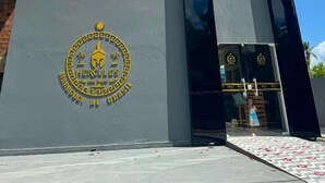 A building with a large emblem featuring a lion and the word 'Hercules.' - Hercules Beach Paradise (Barra Grande)