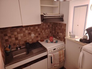Fridge, microwave, oven, coffee/tea maker