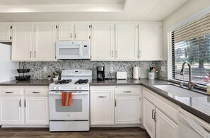 Fridge, microwave, stovetop, dishwasher