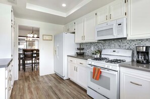 Refrigerador, microondas, placa de cocina, lavavajillas