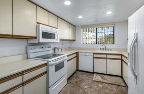 Kühlschrank, Mikrowelle, Herdplatte, Geschirrspüler