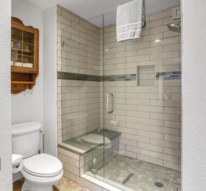 Shower, hair dryer, towels - Resort-Style Condo with Pool and Views (Palm Springs)