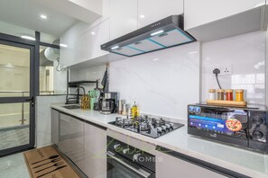 Micro-ondes, four, plaque de cuisson