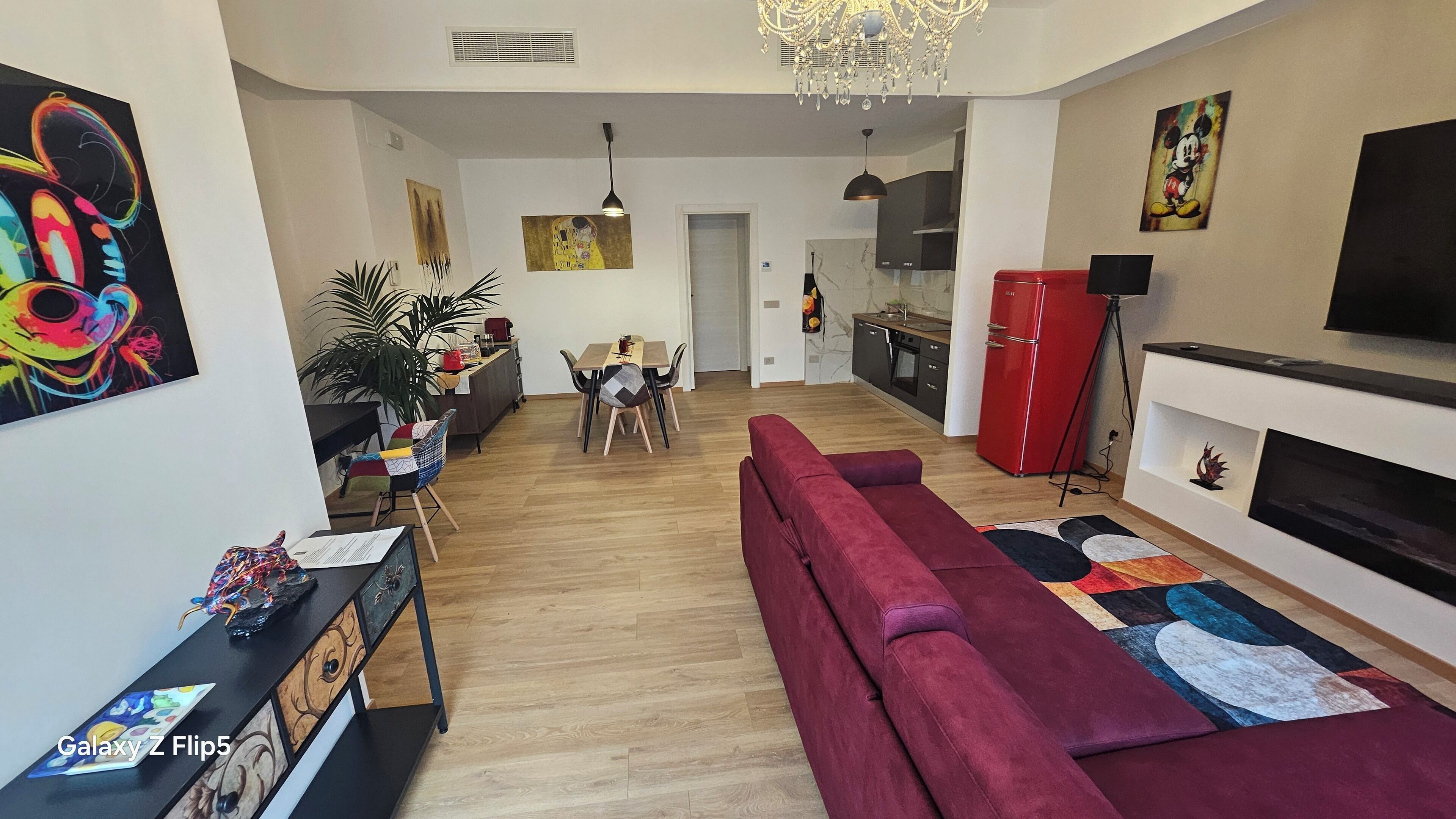 TV connectée, cheminée, chaîne hi-fi