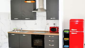 Kühlschrank, Mikrowelle, Ofen, Geschirrspüler