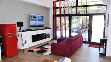 Smart-TV, Kamin, Stereoanlage