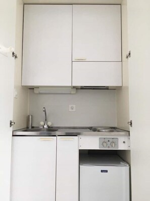 Kühlschrank, Herdplatte, Wasserkocher mit Kaffee-/Teezubehör