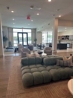 Fernseher, Kamin, Videospiele, Arbeitsbereiche