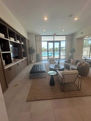 Fernseher, Kamin, Videospiele, Arbeitsbereiche