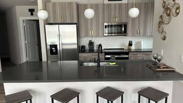 Jääkaappi, mikroaaltouuni, uuni, liesi