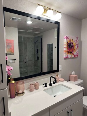 Shower, hair dryer, towels
