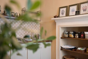 Kühlschrank, Mikrowelle, Herdplatte, Wasserkocher mit Kaffee-/Teezubehör