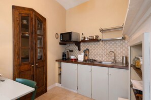 Kühlschrank, Mikrowelle, Herdplatte, Wasserkocher mit Kaffee-/Teezubehör