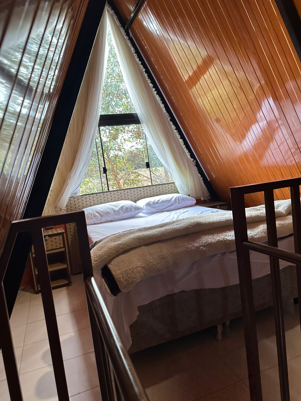 Skrivebord, skrivebord for bærbar PC og wi-fi (inkludert)