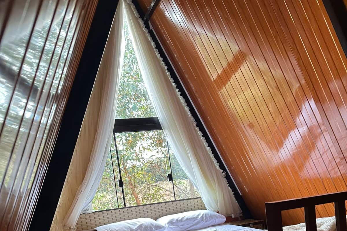 Desk, laptop workspace, free WiFi