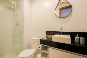 Dusche, Haartrockner, Handtücher, Toilettenpapier