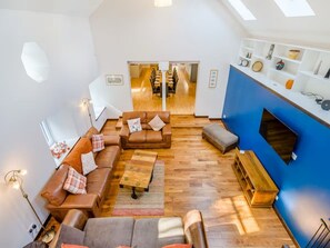 Smart TV, lareira, videogames, livros