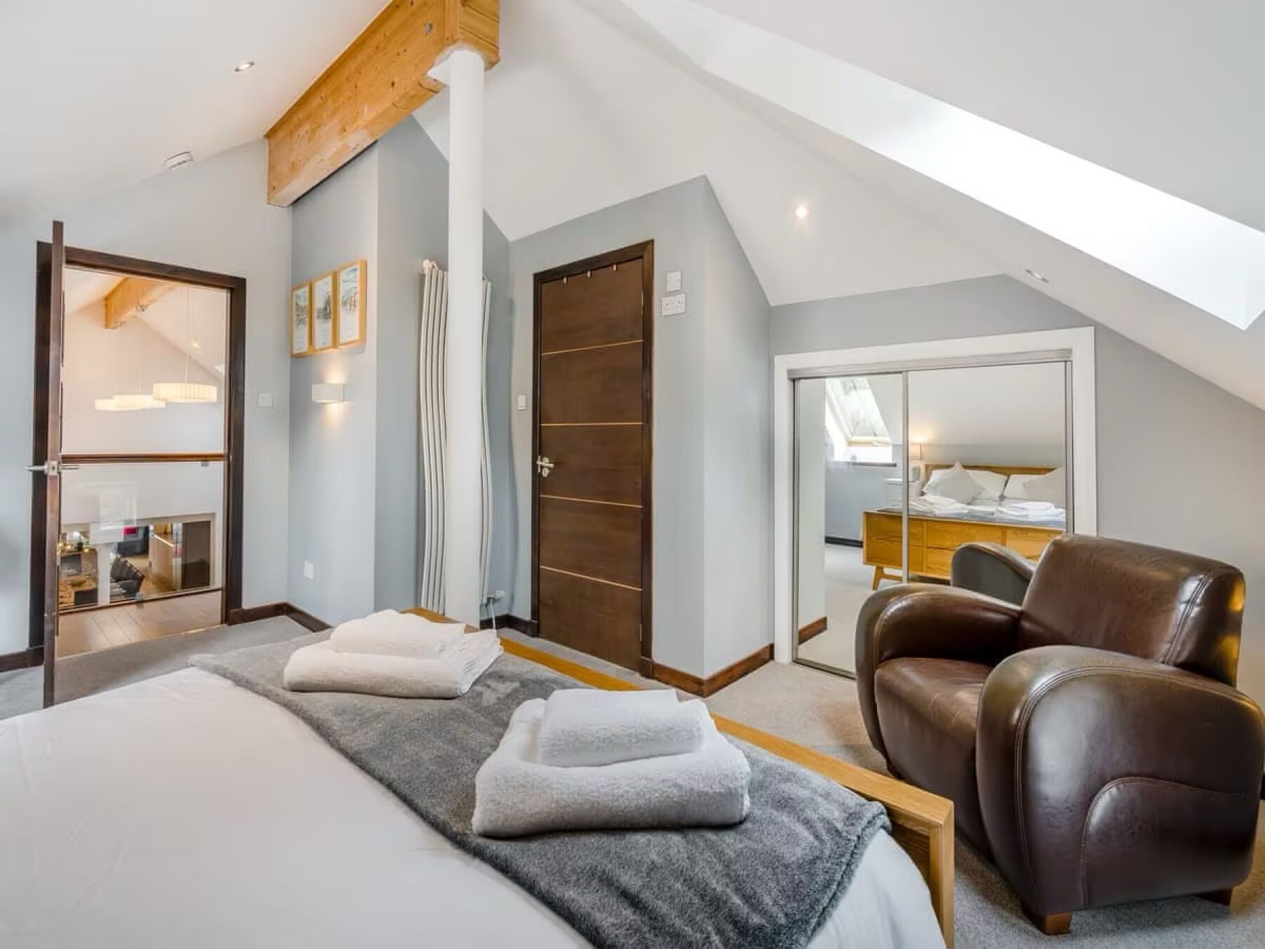 5 habitaciones, tabla de planchar con plancha y cuna de viaje 