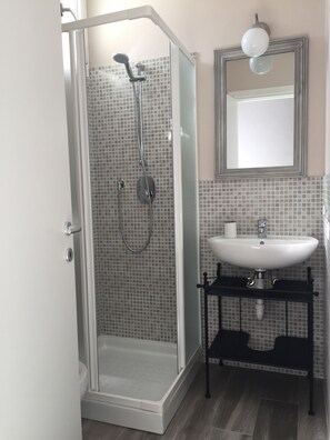 Dusche, Haartrockner, Bidet, Handtücher
