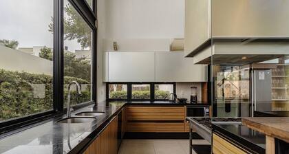 House w/ pool 5BR near JurerĂȘ Beach RCA26