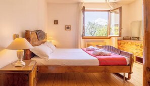 3 bedrooms, desk, iron/ironing board, free WiFi