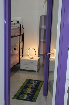 2 عدّة غرف نوم ومكواة/لوح كي وواي فاي وملاءات أسرّة