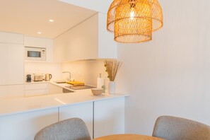 Kühlschrank, Mikrowelle, Ofen, Geschirrspüler