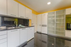 Kühlschrank, Mikrowelle, Ofen, Geschirrspüler