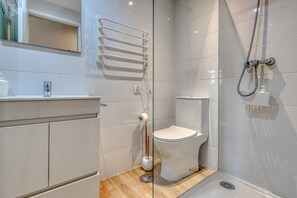 Shower, hair dryer, towels, shampoo