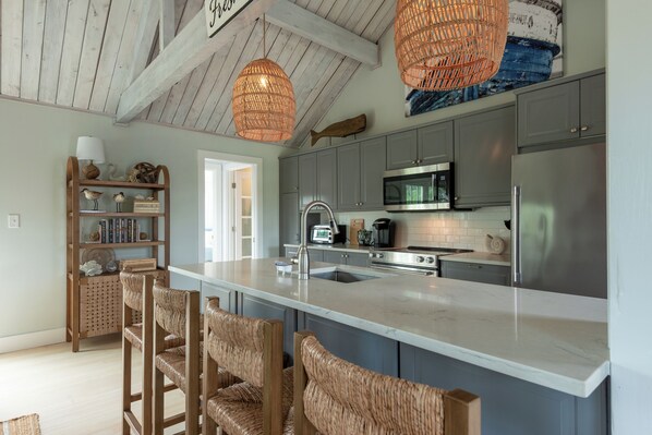 Kylskåp, mikrovågsugn, ugn och spishäll