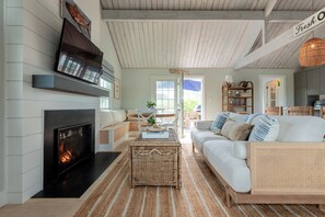 Smart TV, fireplace
