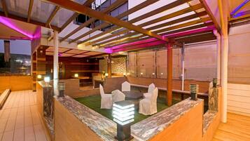 House | Outdoor dining