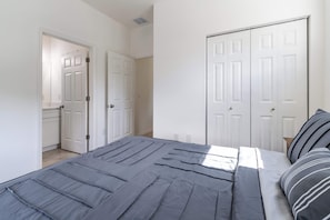 3 chambres, fer et planche à repasser, Wi-Fi, draps fournis