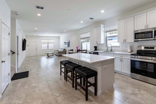 Een koelkast, een microgolfoven, een oven, een kookplaat